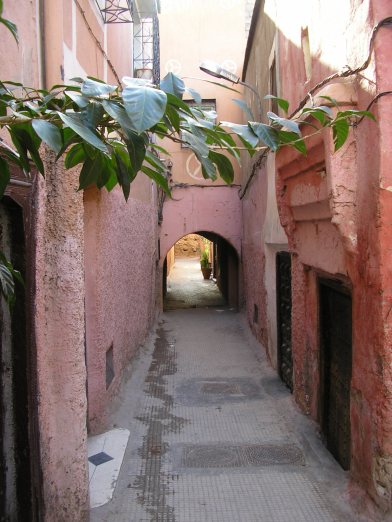 Un derb (une rue) de la médina, à Marrakech, au Maroc.