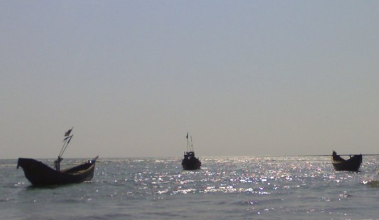 Trois_barques_de_pêcheurs_01 Trois barques de pêcheurs sur l'armure de la mer...