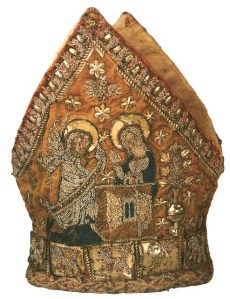 Et la mitre en témoigne par sa forme ... (Source: cliquer sur l'image.)