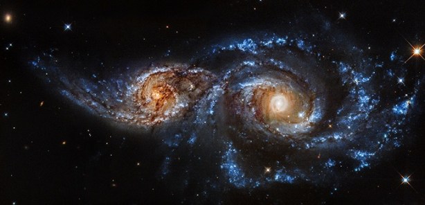 Deux galaxies-spirales se rencontrent et s'entrelacent (Source : cliquer)