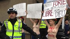 Les femen nietzshéenne à Montréal pour la la Charte des valuers québécoises : dans leur secte, Dieu est féministe. (Et God is American.)