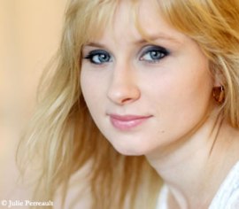 Un ange. Un ange stalinien? Kseniya (Xenia) Chernyshova. Femen québécoise d’origine ukrainienne. Comédienne pofessionnelle. Et comme il se doit, experte en métamorphoses ..