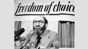 Henry Morgentaler lors d'une conférence de presse à Ottawa le 10 février 1976. (PC/Chuck Mitchell)