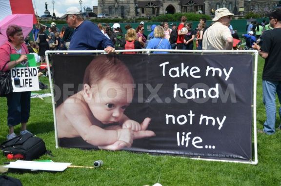Manifestation pour la Vie, Ottawa, 7 mai 2013. Environ 30 000 personnes se seraient rassemblées autour de la Colline du Parlement.