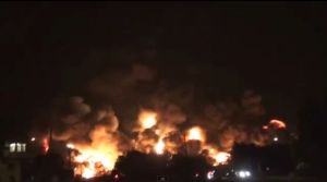 On y voit que du feu. Du gros feu. Mais c'est rien que du feu. Au rythme de la catabole, imprévisible, mais incontournable. Le désastre de Lac Mégantic. 6 juillet 2013, vers 01h30 du matin. Il y en aura de plus en plus. 