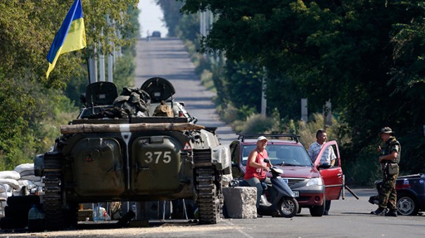 Ukrainian soldiers guard a checkpoint near the town of Debaltseve in the Donetsk region August 4, 2014 (Reuters / Sergey Karpukhin)
